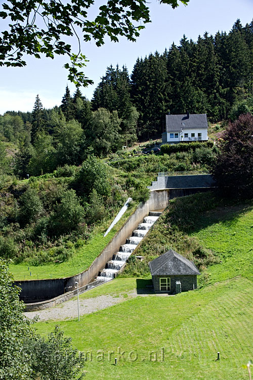 Een mooi uitzicht over de trappen van de Perlenbachtalsperre bij Monschau in de Eifel