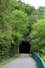 De Nette-Schieferpfad wandeling loopt door een 250 meter lange tunnel