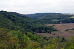 Het uitzicht over de heuvels en dalen van de Eifel in Duitsland