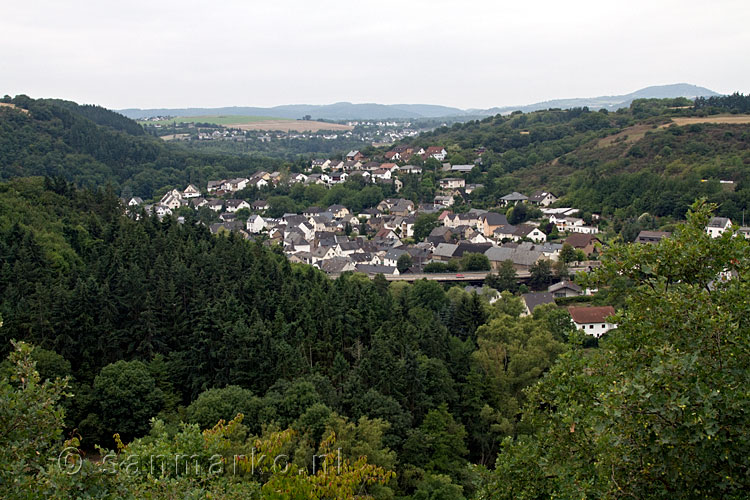 Het uitzicht op Trimbs vanaf de Traumpfade Nette-Schieferpfad in de Eifel