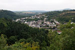 Het uitzicht op Trimbs vanaf de Traumpfade Nette-Schieferpfad in de Eifel