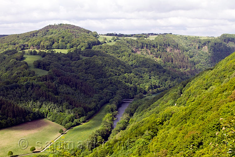 Uitzicht over de Rur in de Eifel vanaf het wandelpad bij Nideggen