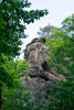 Grote rotsen boven het wandelpad tijdens de wandeling bij Nideggen