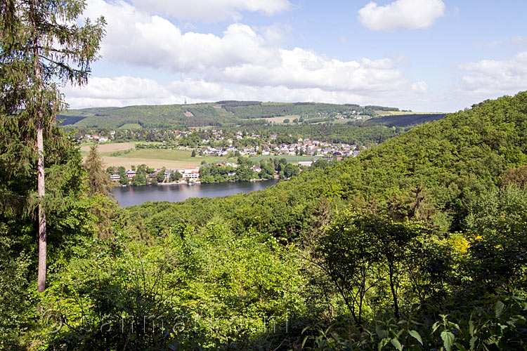 Uitzicht vanaf het wandelpad over Obermaubach in de Eifel