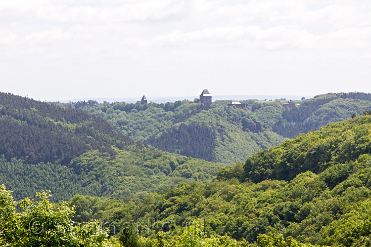 Vanaf het wandelpad het uitzicht op Burg Nideggen in de Eifel