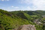 Vanaf de Buntsandstein rotsen uitzicht op Burg Nideggen in de Eifel