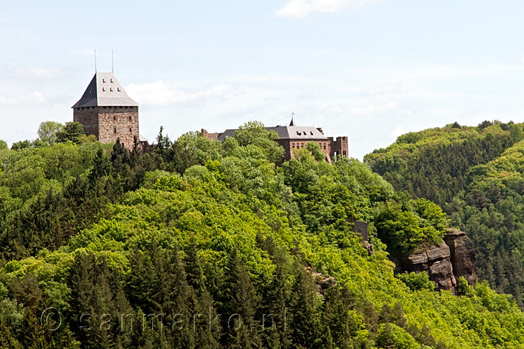 Burg Nideggen boven op de rotsen bij Nideggen in de Eifel