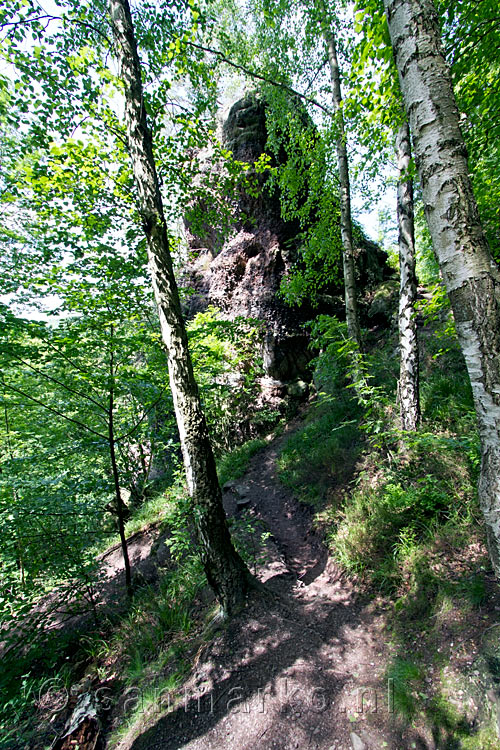 Grote rotsen langs het wandelpad naar Rath in de Eifel