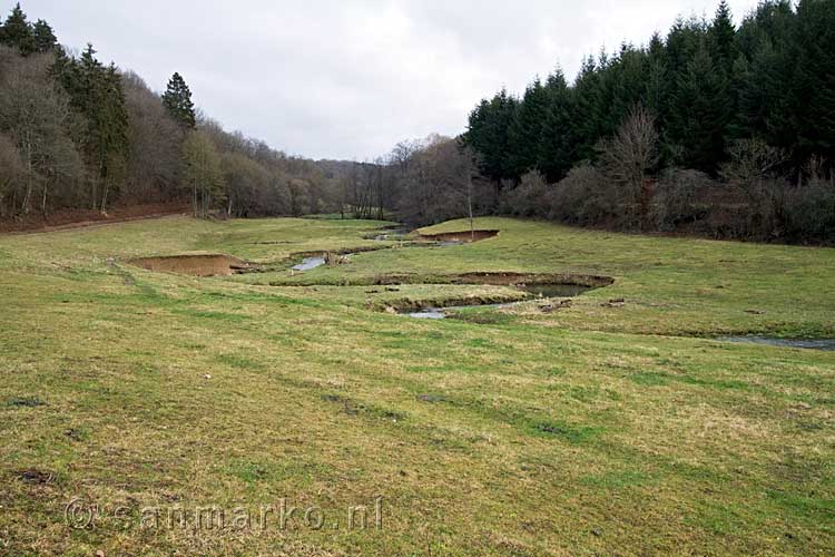 Een mooi uitzicht over het dal en de Nohnerbach bij Nohn in Duitsland