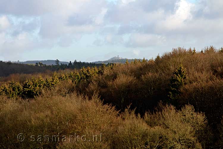 Uitzicht over de Eifel en heel in de verte een van de vele kastelen in de Eifel in Duitsland