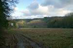 Een jagershut langs het wandelpad langs de Trierbach in de Eifel in Duitsland