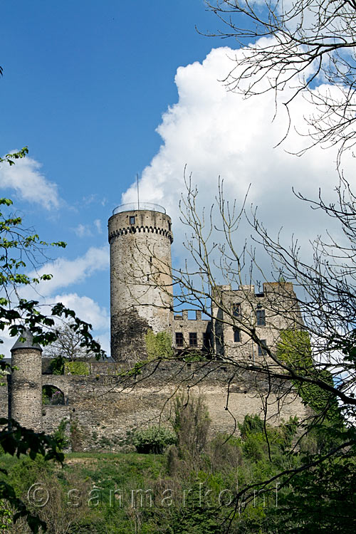 Langs het wandelpad naar de watermolen dit gave uitzicht over de Pyrmonter Burg