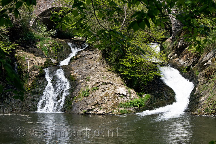 Een close up van de waterval langs de Traumpfad Pyrmonter Felsensteig in de Moezel