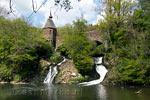 De brug met de waterval bij de Traumpfad Pyrmonter Felsensteig in Duitsland