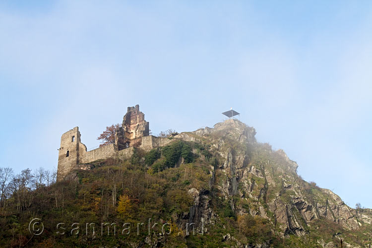 Burg Are gezien vanaf de parkeerplaats in Altenahr in het Ahrtal