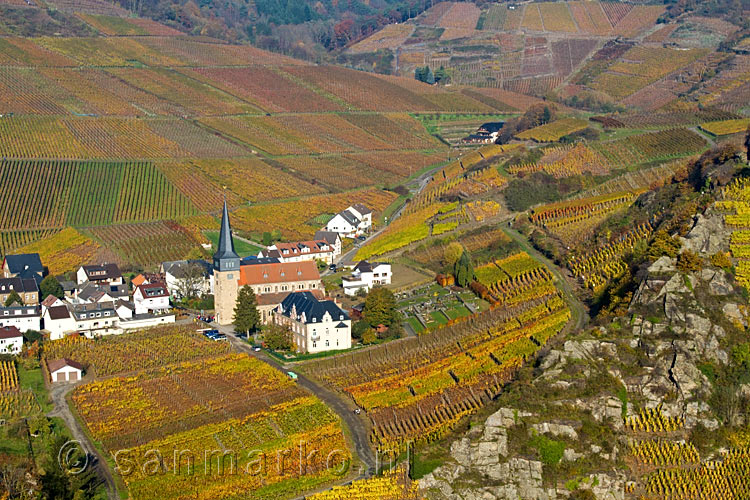 Vanaf Burg Saffenburg uitzicht op Mayschoß in het Ahrtal in de Eifel