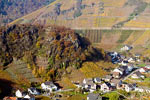 Een schitterend uitzicht op de rotsen en wijnvelden bij Mayschoß bij Altenahr