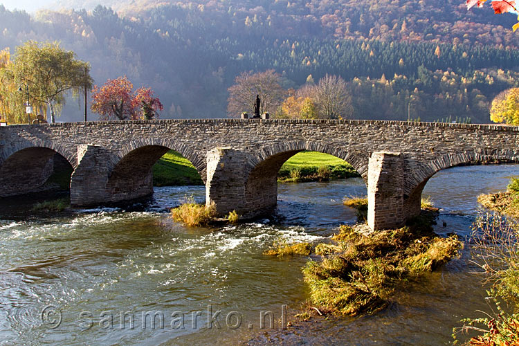 Een schitterende oude brug bij Rech over de Ahr in de Eifel