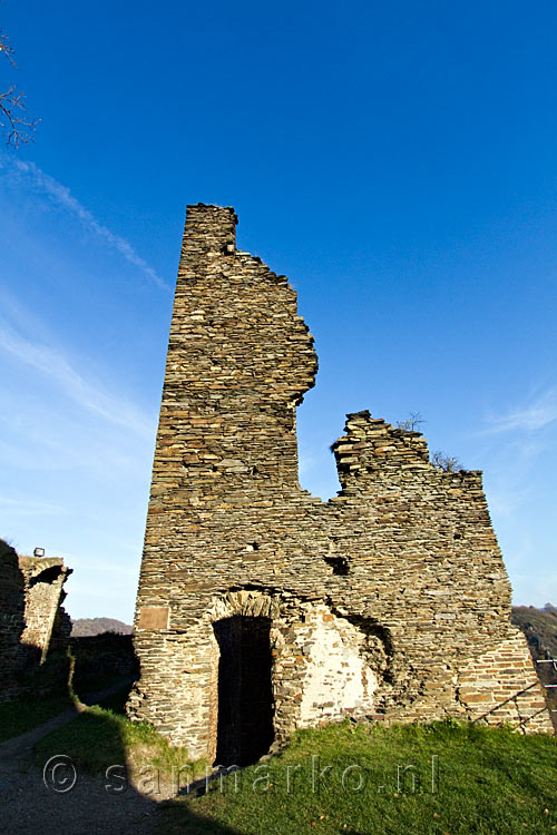 Een oude muur staat nog bij Burg Are bij Altenahr in het Ahrtal in de Eifel