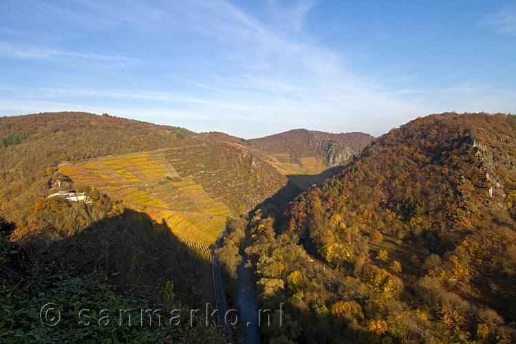 Uitzicht vanaf Burg Are over het Ahrtal bij Altenahr in de Eifel