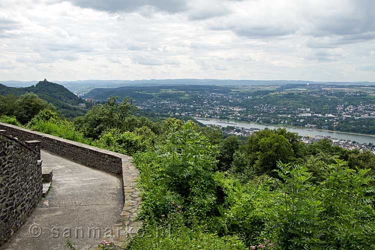 Het uitzicht op de Rijn vanaf Burg Drachenfels in het Siebengebirge bij Bonn