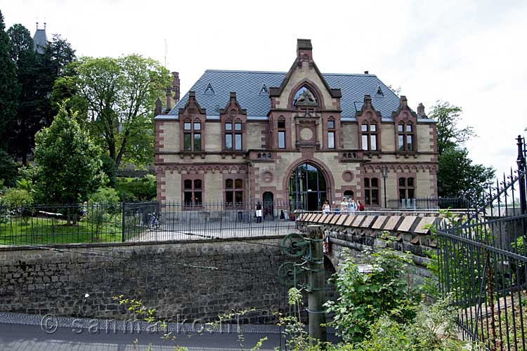 Aangekomen bij de Drachfels bergbahn en Burg Drachfels in het Siebengebirge bij Bonn