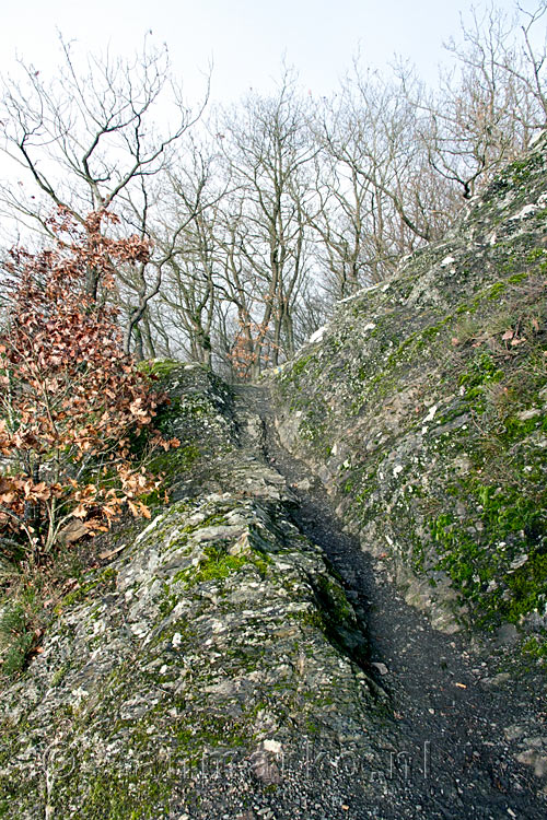 Wandelend over de rotsen met uitzicht over Schuld in het Ahrtal in de Eifel
