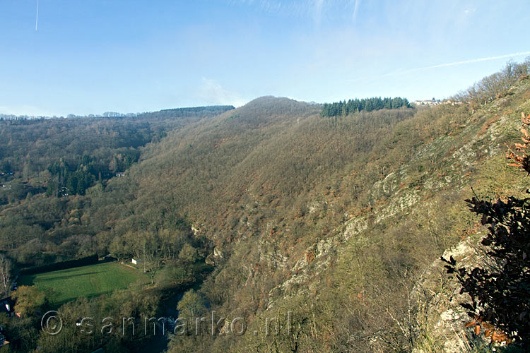 Op een uitkijkpunt een schitterend uitzicht over de Eifel bij Schuld in het Ahrtal