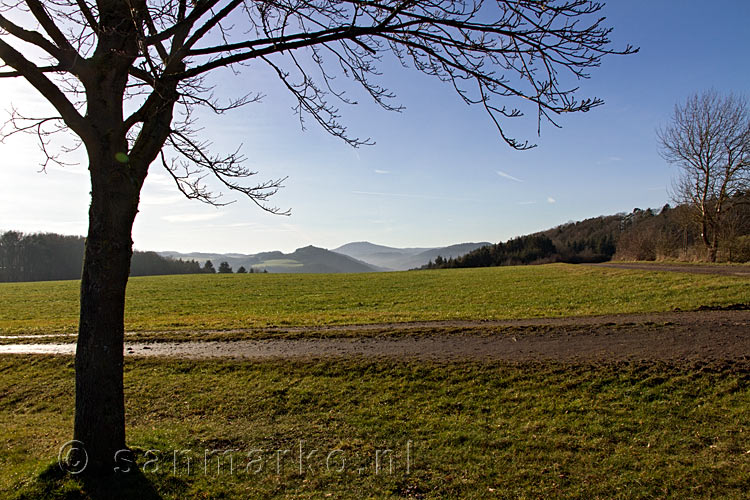 Pauze op een bankje met een schitterend uitzicht over de Eifel bij Sierscheid