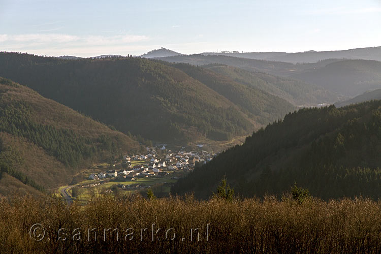 Uitzicht op het dorp Niederadenau vanaf het wandelpad bij Sierscheid in de Eifel