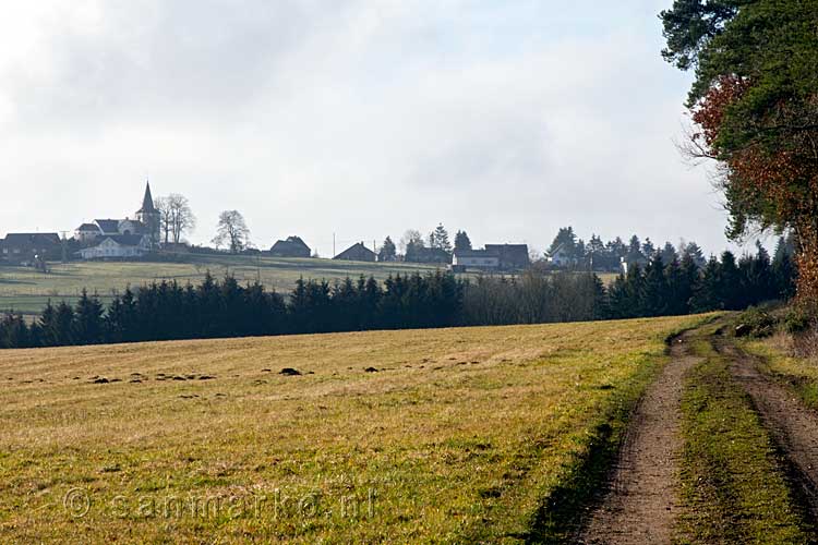 Het uitzicht vanaf een bankje op Ohlenhard in de Eifel in Duitsland