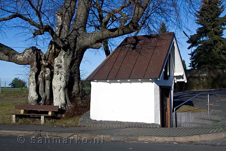 Een kapelletje aan de rand van Wershofen in de Eifel in Duitsland