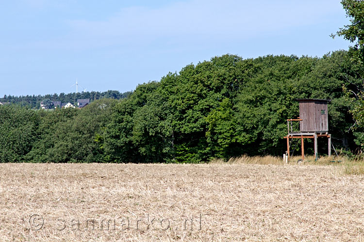 Een jachthut aan de rand van het weiland bij Harscheidt in de Eifel