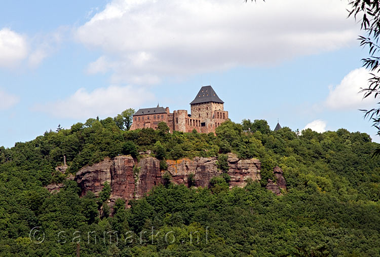 Onderweg naar Zerkall het uitzicht op Burg Nideggen in de Eifel