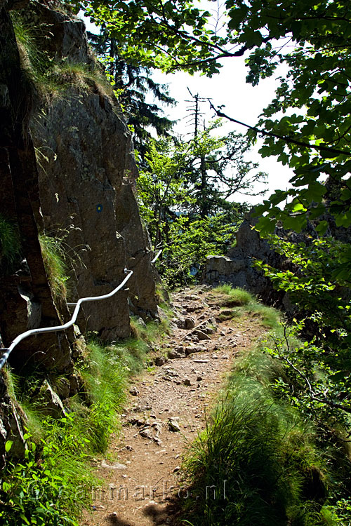 Al snel wordt het pad van de Sentier des Roches moeilijker