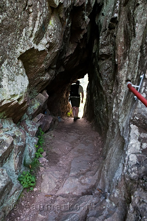 Een tunnel op het Sentier des Roches in de Vogezen