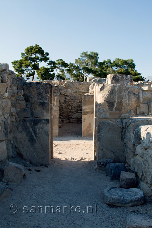 Een van de vele gangen in Festos bij Matala op Kreta