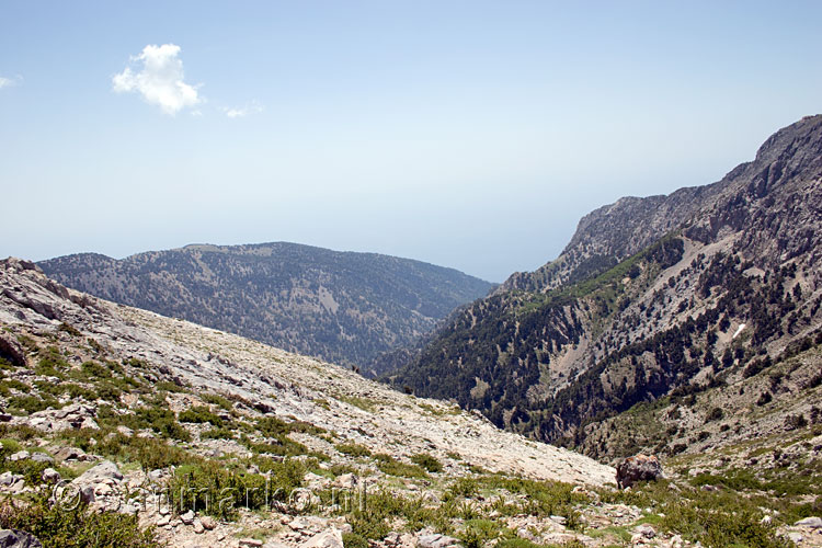 Uitzicht richting de zuidkust van Kreta vanaf het zadel bij Gigilos