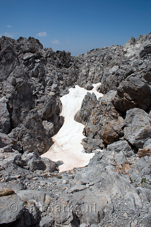 Een laatste restje sneeuw in mei op de top van Gigilos