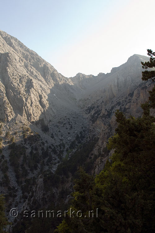 Het zadel halfweg naar Gigilos in het avondlicht op Kreta