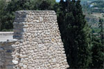 Een gerestaureerde muur van Knossos op Kreta