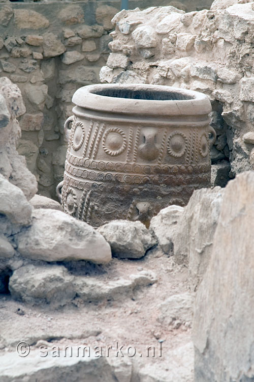 Een opgegraven pot tussen de muren van Knossos