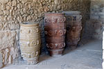 Opgegraven en gerestaureerde potten bij het paleis van Knossos op Kreta