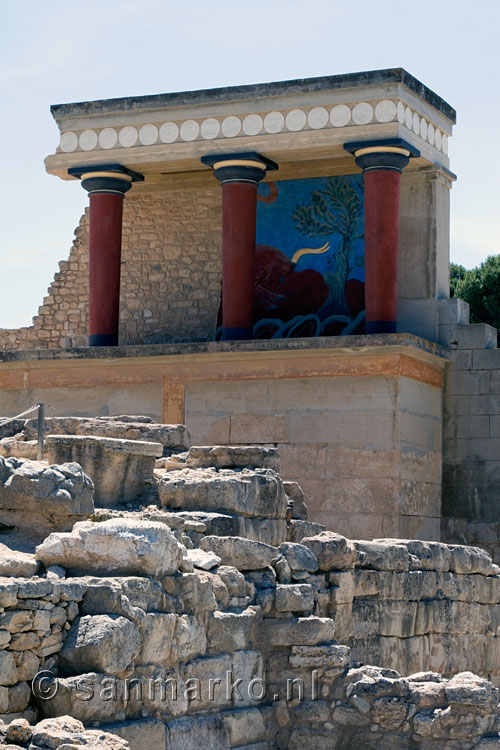 Een gerestaureerde wandelgang van het paleis van Knossos bij Heraklion