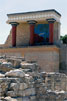 Een gerestaureerde wandelgang van het paleis van Knossos bij Heraklion