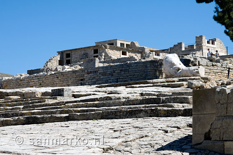 Een uitzicht over het paleis van Knossos vanaf het plein