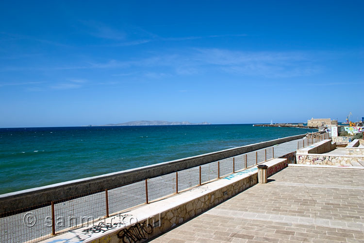 De boulevard en pier van Heraklion op Kreta