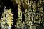 Eeuwenoude stalactieten en stalagmiet komen samen in de Diktigrot