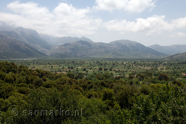 Vanaf het wandelpad naar de Diktigrot een uitzicht over het Lassithi plateau