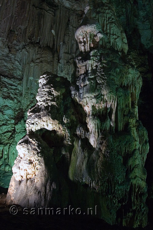 Stalagmiet in de Melidoni grot op Kreta in Griekenland